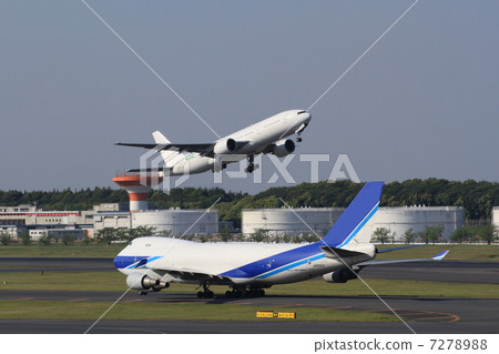 Taking off and landing aircraft 7278988