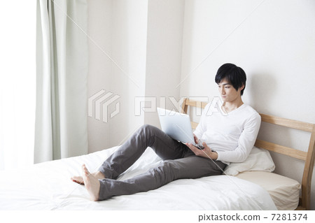 一個人在臥室裡看電腦 一個人在臥室裡看電腦 7281374