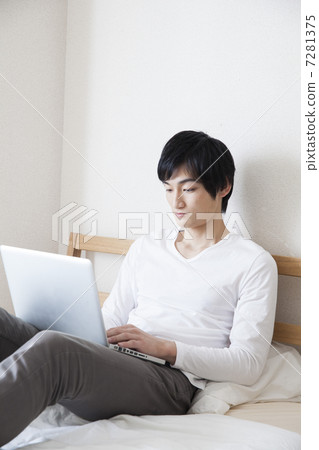 一個人在臥室裡看電腦 一個人在臥室裡看電腦 7281375