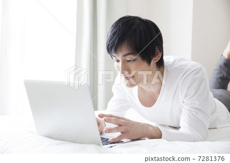 一個人在臥室裡看電腦 一個人在臥室裡看電腦 7281376