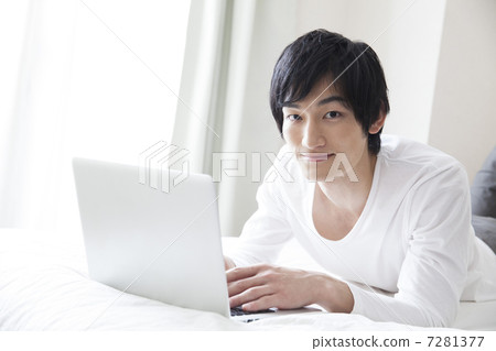 一個人在臥室裡看電腦 7281377
