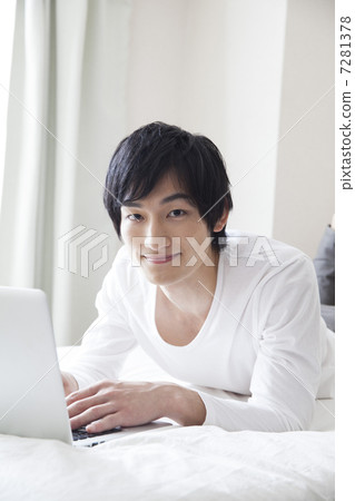 一個人在臥室裡看電腦 一個人在臥室裡看電腦 7281378
