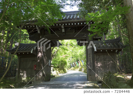 The mountain gate of Akayama Zen-in 7284446
