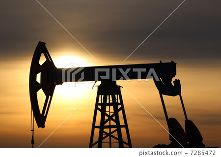 Oil production. Oil pumps at sunset Oil production. Oil pumps at sunset 7285472