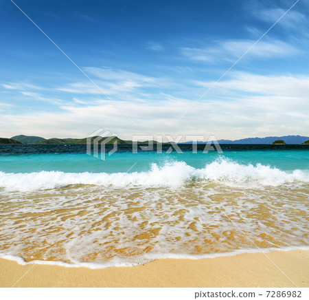 White sand beach and blue sky 7286982