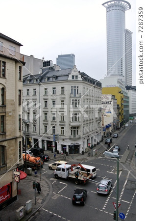 位於德國法蘭克福的一座擁有100年曆史的建築和一座現代化的摩天大樓 位於德國法蘭克福的一座擁有100年曆史的建築和一座現代化的摩天大樓 7287359