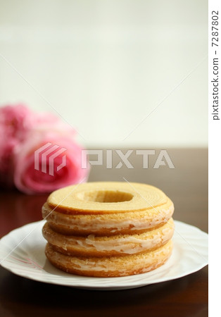 Baumkuchen and flowers Baumkuchen and flowers 7287802