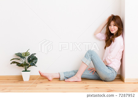 Relaxing woman Relaxing woman 7287952