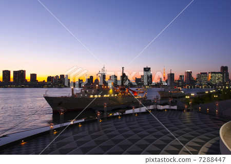 I hope for the city center from the Harumi wharf. Beautiful sunset 7288447