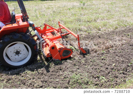Tractor to cultivate fields 7288710