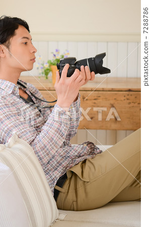 單鏡頭反光相機由男士舉行 7288786