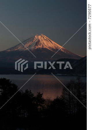 從Motosu湖的富士山採取日落 7290877