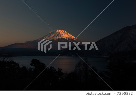 從Motosu湖的富士山採取日落 7290882