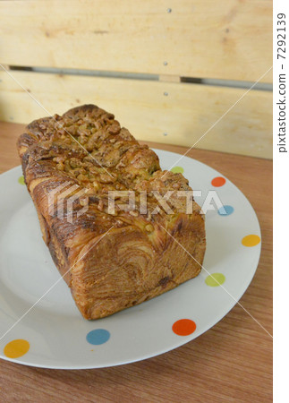Freshly baked cinnamon bread 7292139