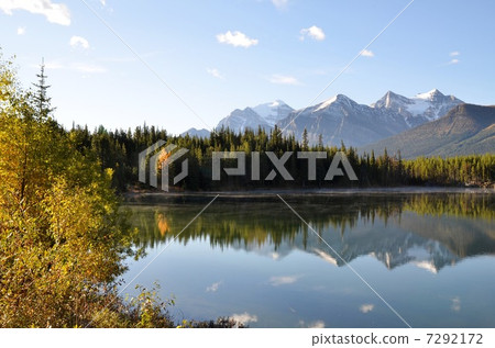 Herbert Lake in autumn Herbert Lake in autumn 7292172
