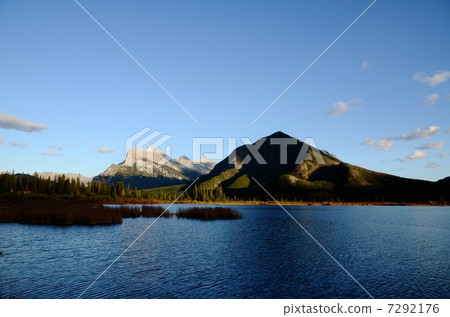 登上Rundle晚上風景在秋天 7292176