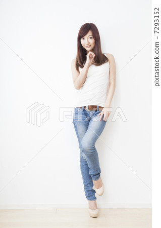 穿牛仔褲的女人 穿牛仔褲的女人 7293152