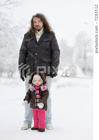 Toddler girl and her father on a winter day 7293512