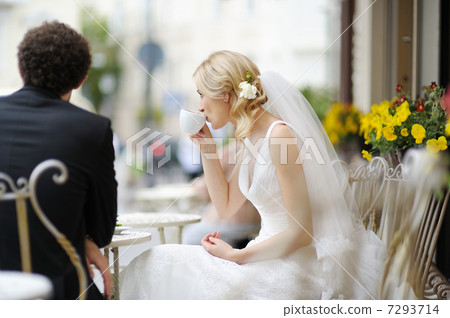 Bride and groom at outdoor cafe 7293714