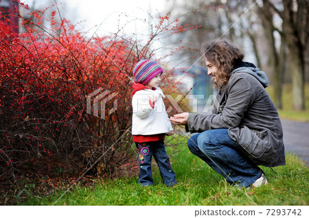 Father and daughter having fun on autumn day Father and daughter having fun on autumn day 7293742
