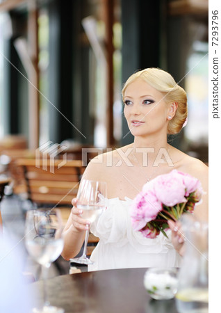 Bride drinking champagne Bride drinking champagne 7293796