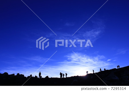 登山者在富士山的山頂 登山者在富士山的山頂 7295314