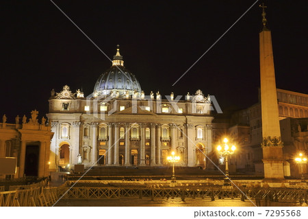 Night view St. Peter's Basilica 7295568