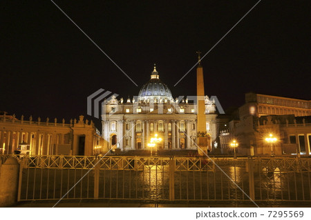 Night view St. Peter's Basilica 7295569