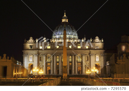 Night view St. Peter's Basilica 7295570