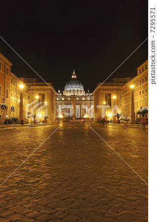 Night view St. Peter's Basilica Night view St. Peter's Basilica 7295571