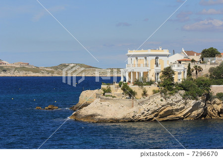 A villa built in the Mediterranean Calcite rock Marseille A villa built in the Mediterranean Calcite rock Marseille 7296670