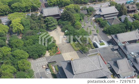 在Zojoji寺廟之上 7297673