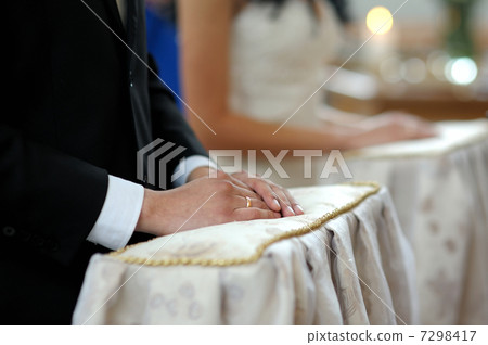 Grooms hands close-up during church ceremony 7298417