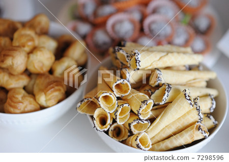 Dishes with cakes on the table 7298596