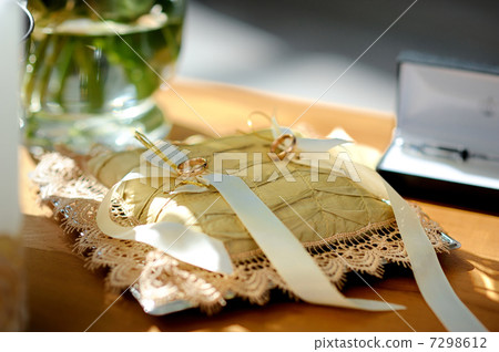 Wedding rings on pillow Wedding rings on pillow 7298612