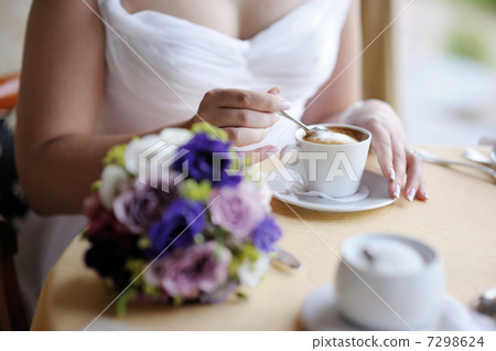 Bride drinking coffee 7298624