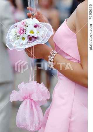 Bridesmaid with bouquet 7298626