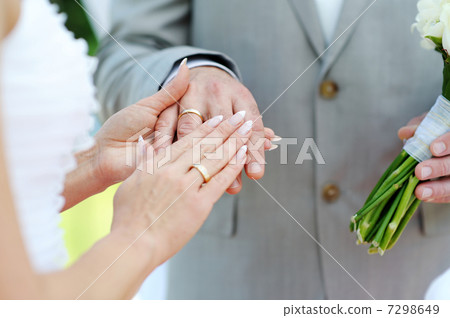 Bride and grooms hands with wedding rings Bride and grooms hands with wedding rings 7298649