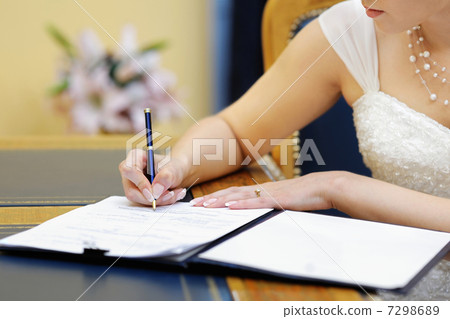 Bride signing marriage license 7298689
