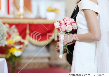 Bride holding flowers Bride holding flowers 7298749