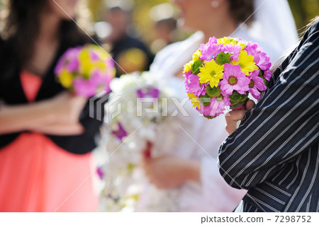 Row of bridesmaids Row of bridesmaids 7298752