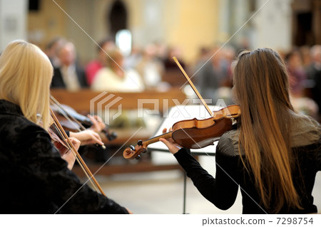 Two performing female violinists 7298754