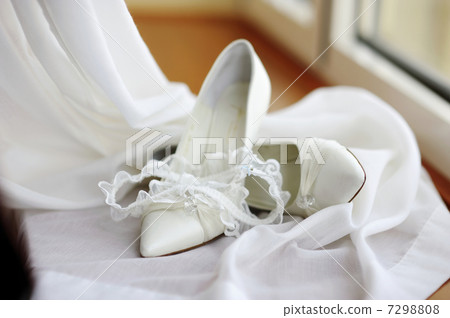 Elegant bridal shoes and a garter Elegant bridal shoes and a garter 7298808