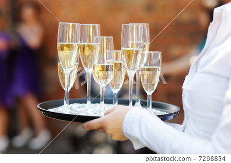 Waiter serving champagne Waiter serving champagne 7298854