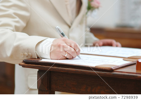 Groom signing wedding contract 7298939