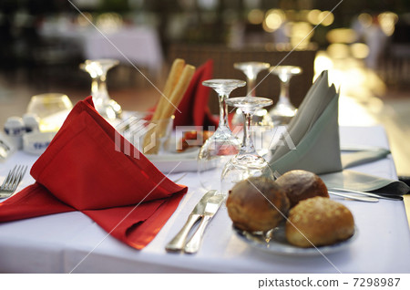 White and red festive table White and red festive table 7298987