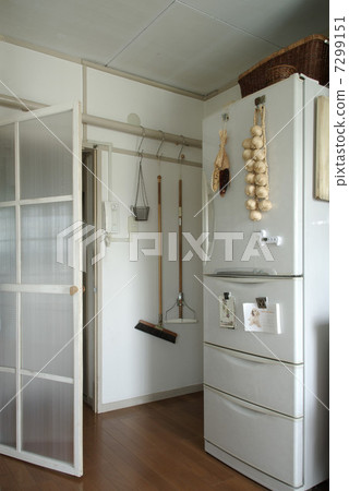 Wooden doors and refrigerators 7299151