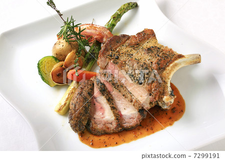 烤cocot烤豬里脊和時令蔬菜 烤cocot烤豬里脊和時令蔬菜 7299191