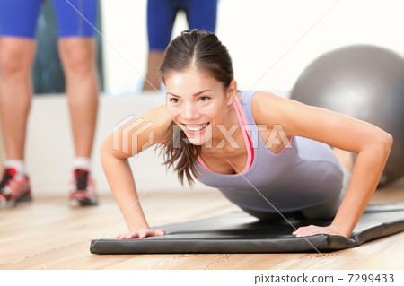 Gym woman working out 7299433