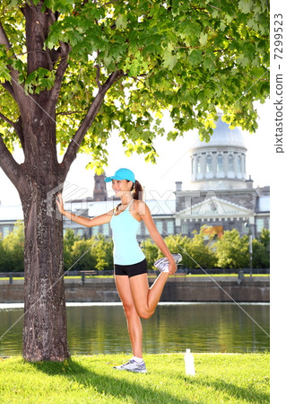Woman runner in Montreal Woman runner in Montreal 7299523
